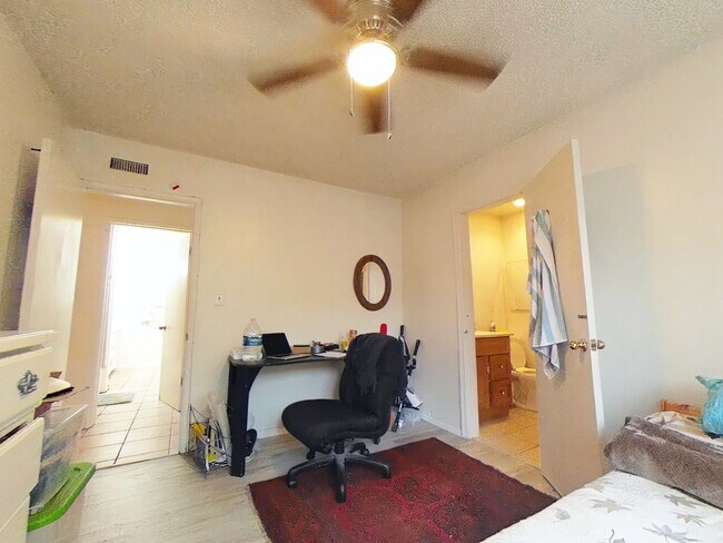 Building Photo - 5 bed 3 bath w/ POOL and Large rooms