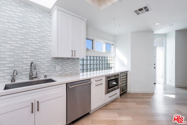 Building Photo - 3019 3rd St