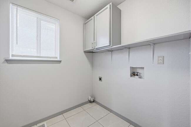 Building Photo - 6748 3rd Way SE
