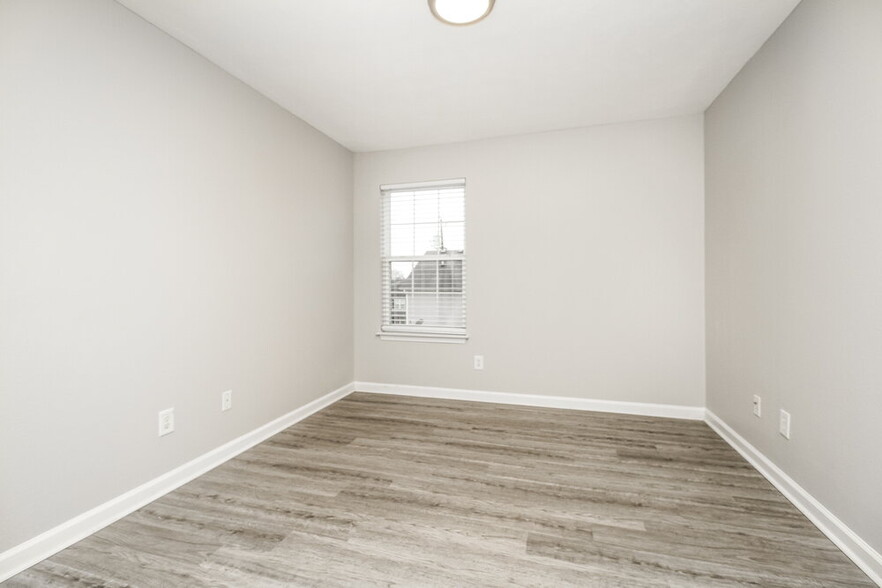 Building Photo - 8033 Logan Dr