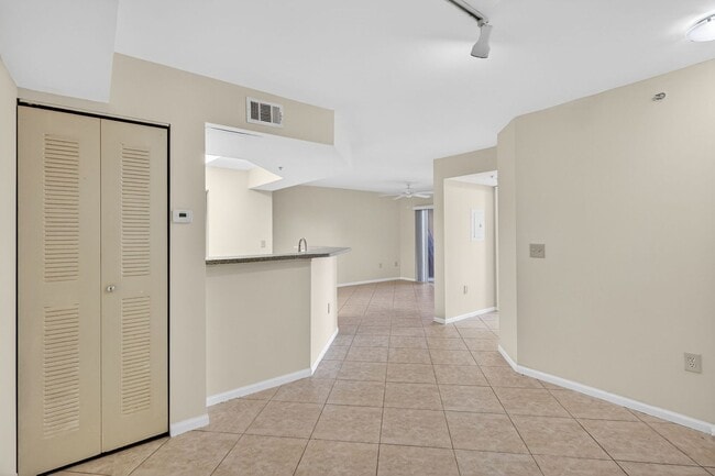 Building Photo - 1/1 Condo with Screened-in Balcony in Resort Style Community, Move in Ready!