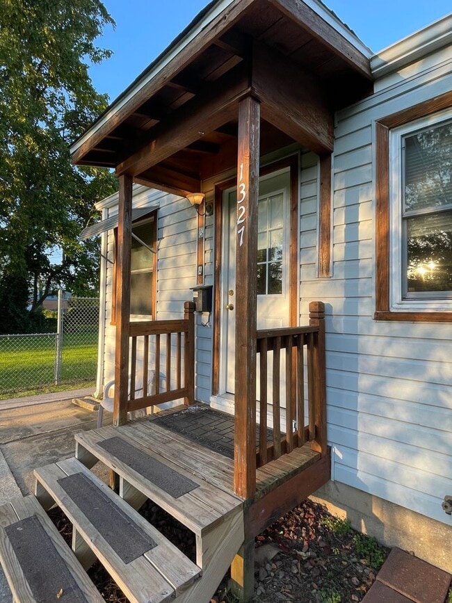 Building Photo - 1327 N Robberson Ave