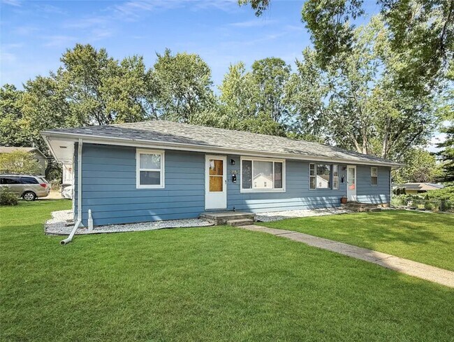 Beautiful duplex in a quiet mature neighborhood - 2610 63rd St