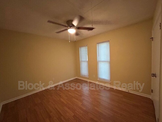 Building Photo - 906 Forestglen Dr