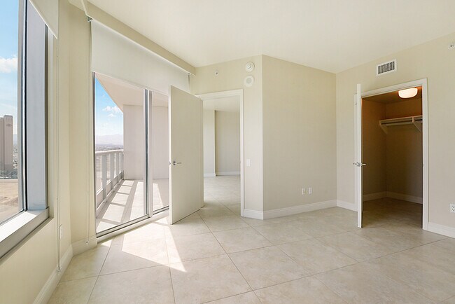Building Photo - Turnberry Towers 2105W-Stunning City Views...