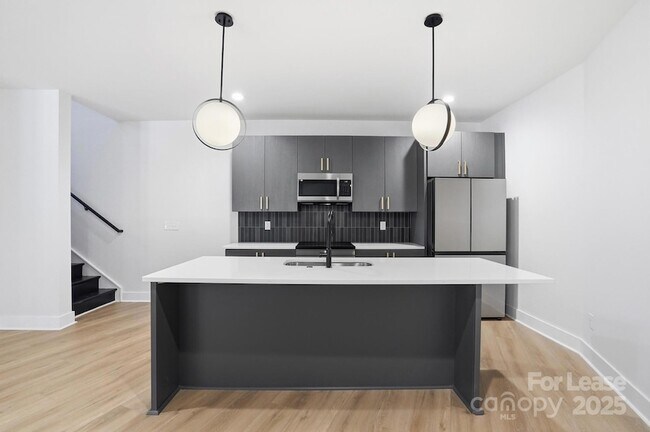 Building Photo - 1306 Carolyn Dr