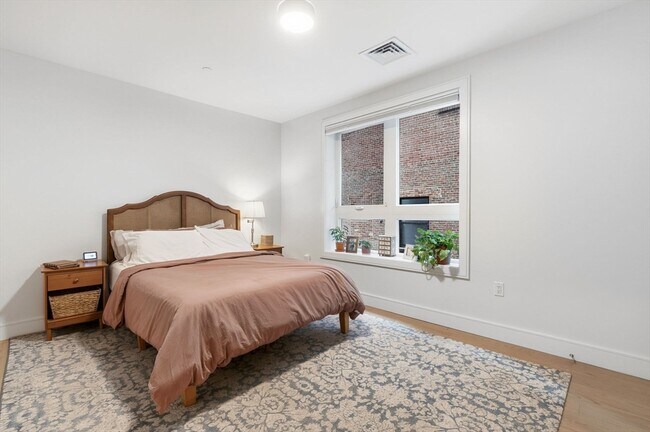 Building Photo - 301 Border St