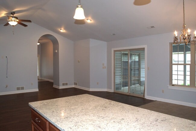 Building Photo - Large 2 Bed 2 Bath House With Lawncare Provided!