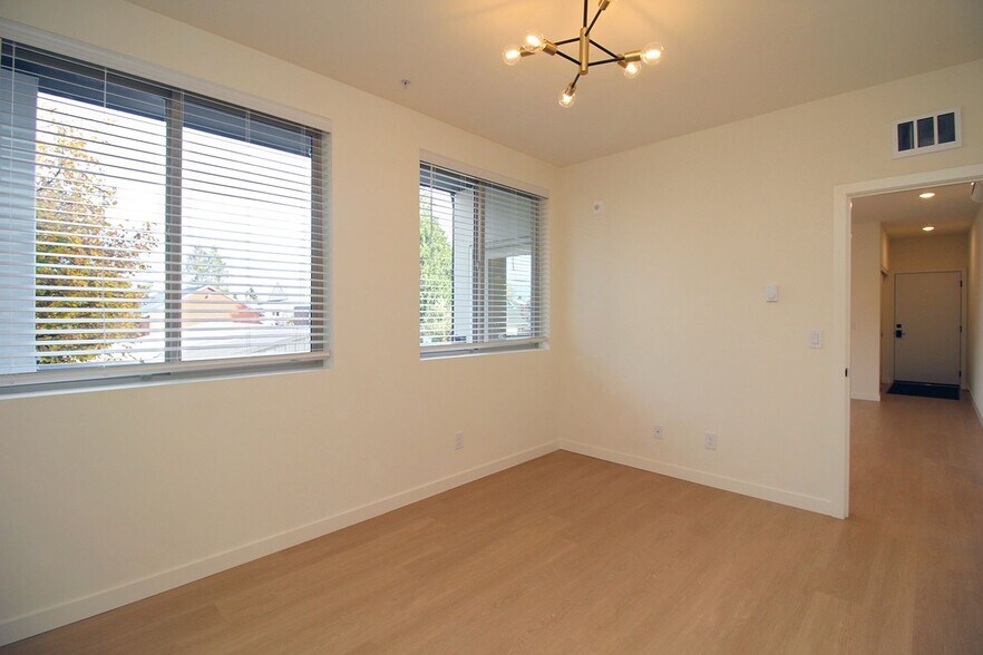 Building Photo - 7530 N Richmond Ave