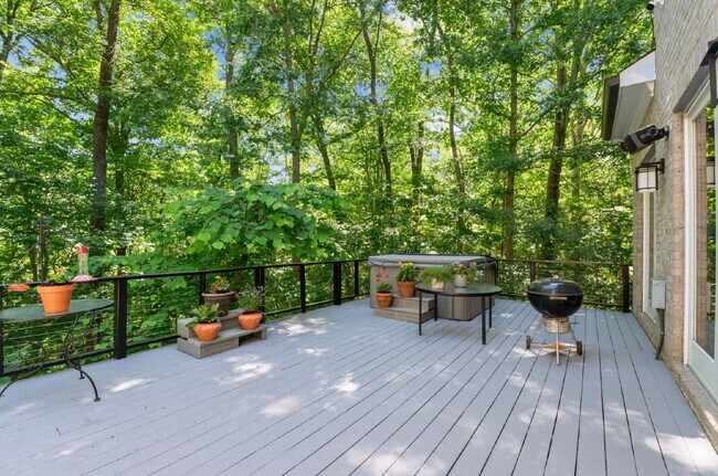 Building Photo - Luxurious 5-Bed Sanctuary with Scenic View...