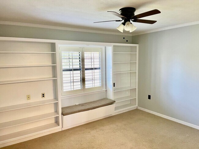 Building Photo - AVAILABLE 07/01!  HUGE 3300sqft  4BR/3.5BA...