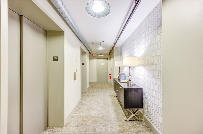 Building Photo - 917 Main St