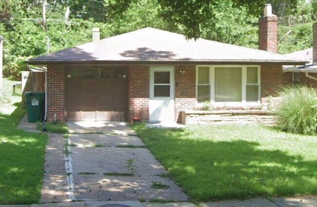 Primary Photo - Beautiful brick 2 bed in Greendale
