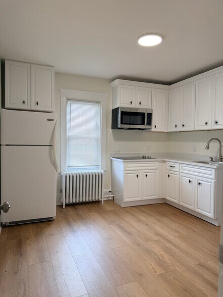 Building Photo - 90 Spruce St