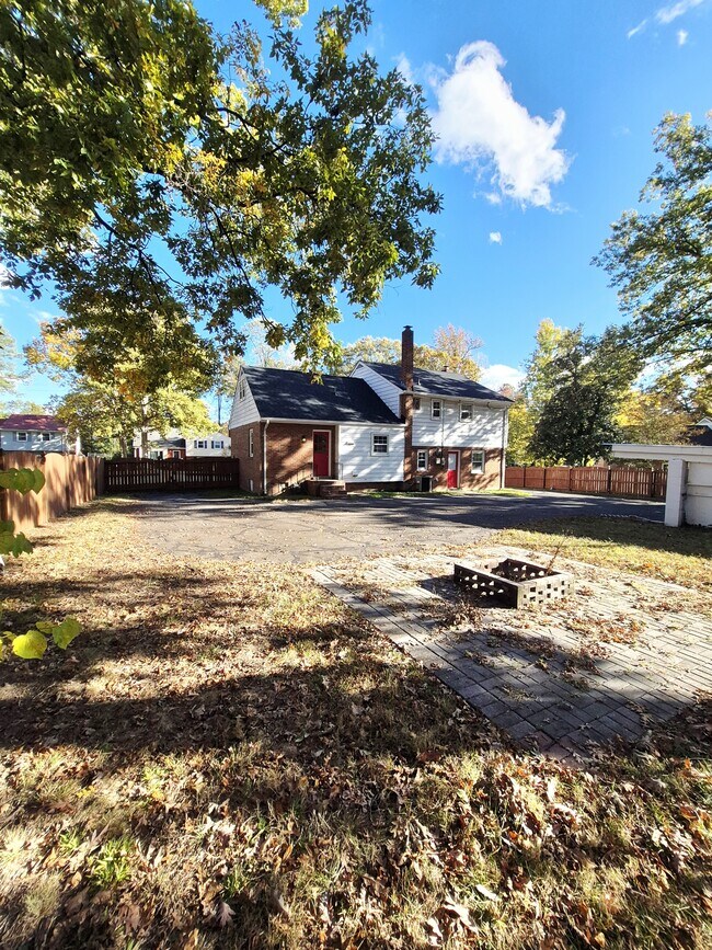 Building Photo - 2402 Fon Du Lac Rd