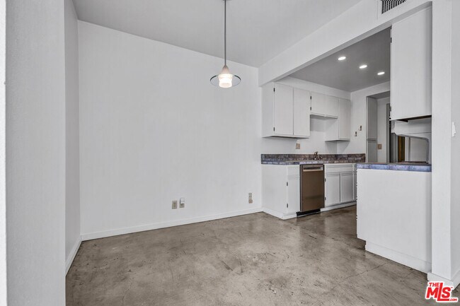 Building Photo - 1131 Alta Loma Rd