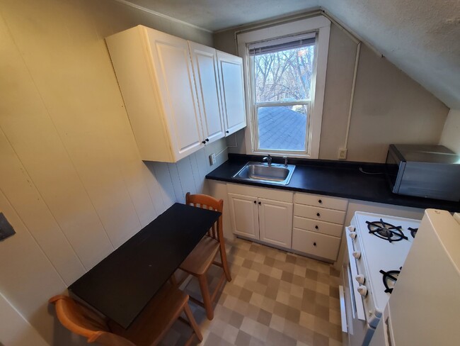 Building Photo - 1BR 1BA Upper Level Unit - Tri-plex Proper...