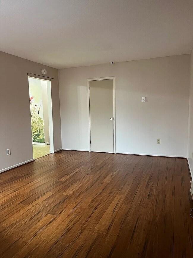 Building Photo - Bright, Updated 2-Bedroom in Prime Burlington Location — Available Now!