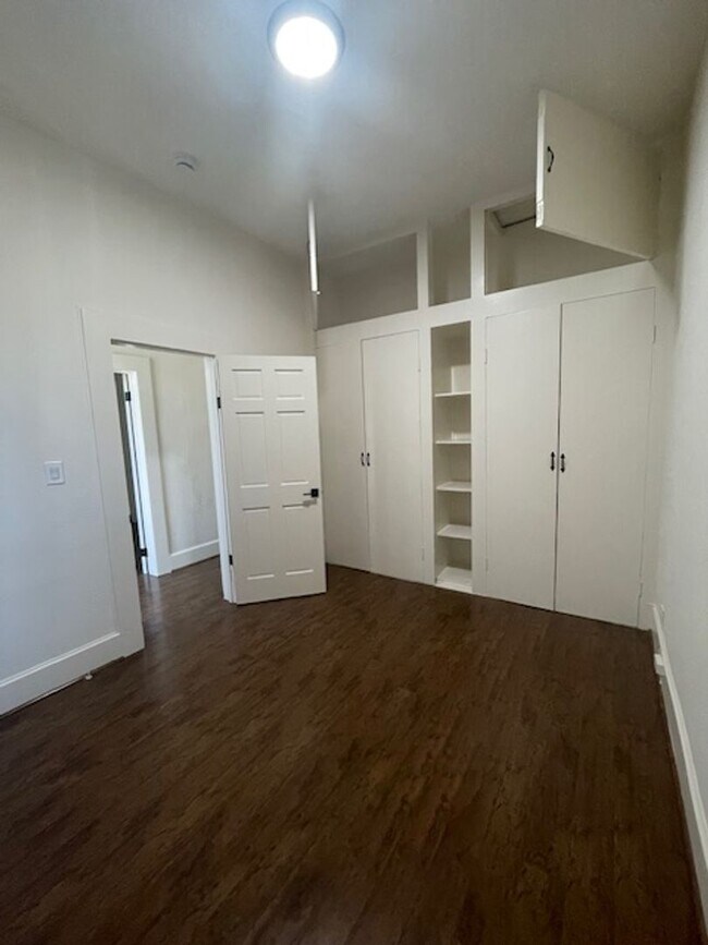 Building Photo - 1/2 Off First Month's Rent, 3Bdrm, 1Bath
