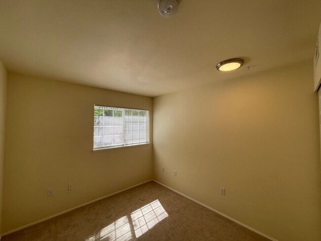 Building Photo - Sammamish - 3 BR, 2 BTH ground floor condo...