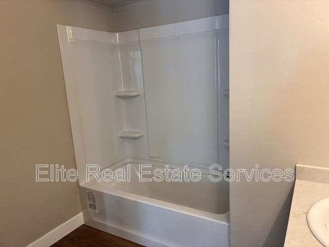 Building Photo - 4582 Villas Dr