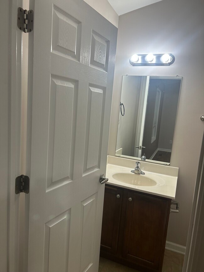 Building Photo - 2121 S Greenwood Dr