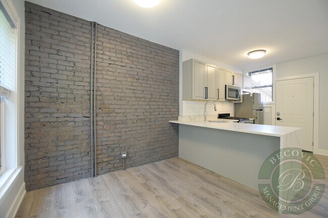 Building Photo - 7742 N Eastlake Terrace