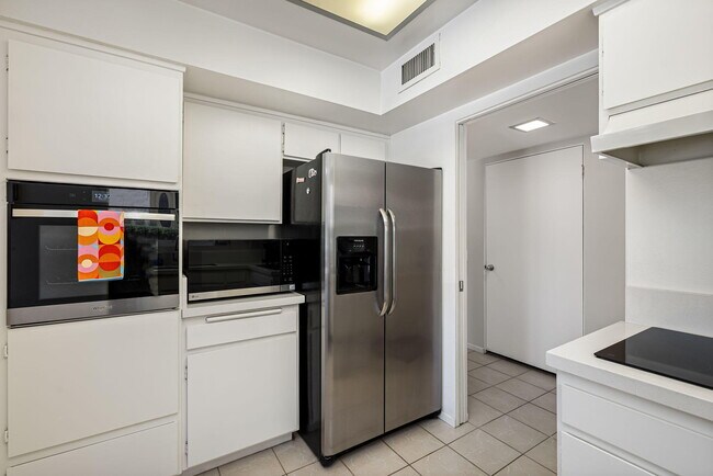 Building Photo - 38941 Kilimanjaro Dr