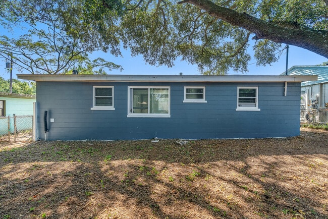 Building Photo - 711 Crestview Ave