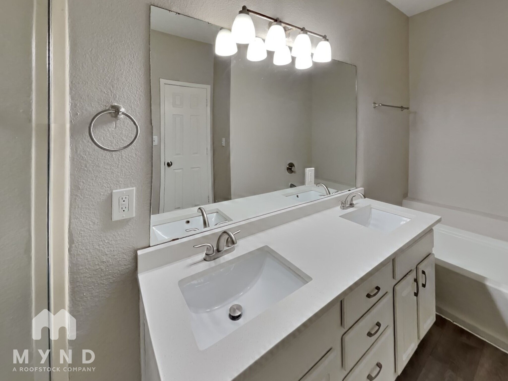 Building Photo - 3941 Overlake Dr