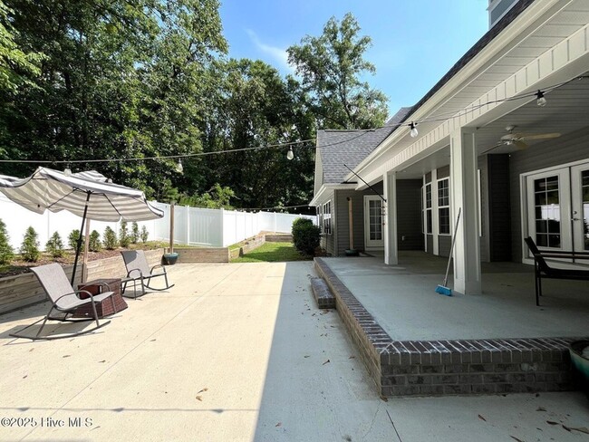 Building Photo - 145 Wayland St