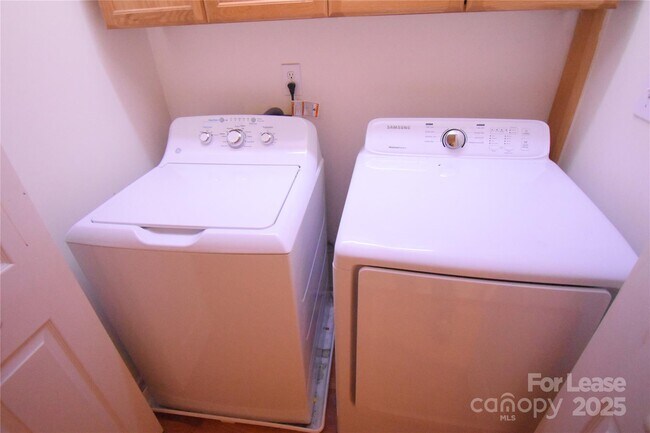 Building Photo - 640 Miramar St NE