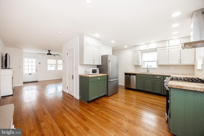 Building Photo - 353 William St