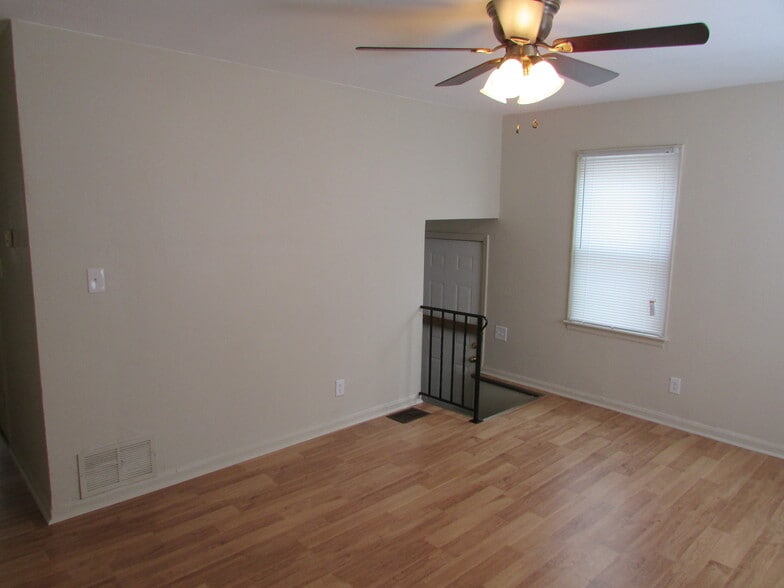 Building Photo - 2276 Hiawatha Park Dr