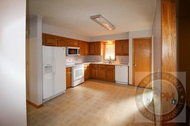 Building Photo - Comfortable 2 Bedroom/ 2 Bathroom/ 2 Car D...