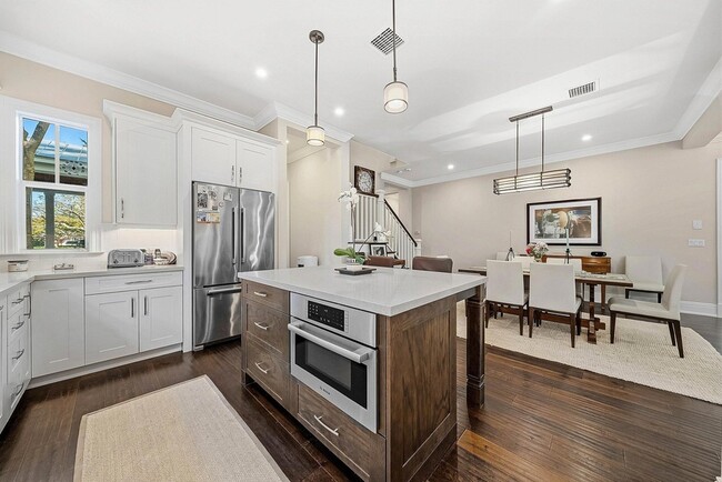 Building Photo - 120 Grove Way