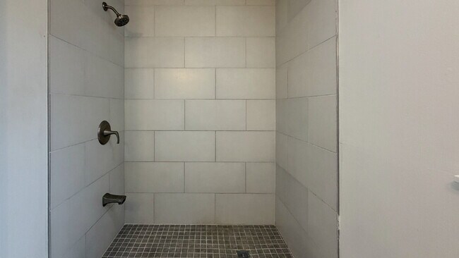 Building Photo - For Rent: 3+ BR, 3BA house. (Please speak with us before applying.)