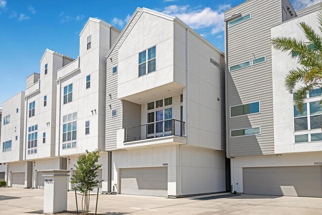 Building Photo - 5904 E Post Oak Ln