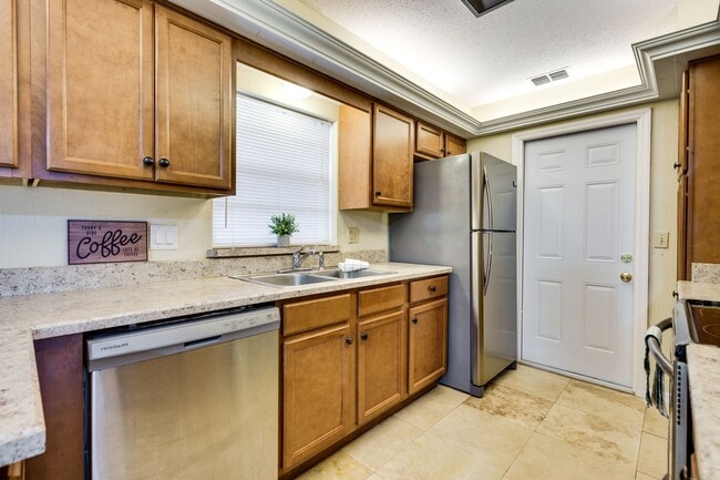 Building Photo - Charming 3BR/2BA Single-Family Home in Por...