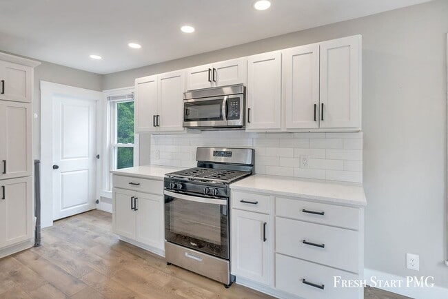 Building Photo - Modern Charm & Fresh Renovation Near River...