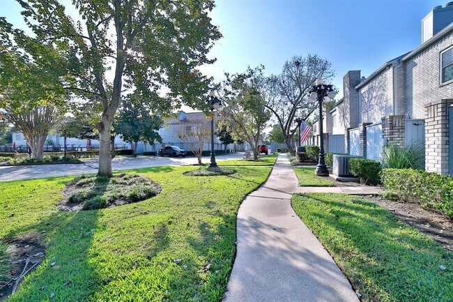 Building Photo - 532 Wilcrest Dr