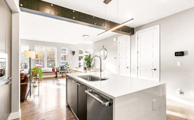 Building Photo - Beautiful 4 bedroom 3 bathroom property in Jefferson Park Denver