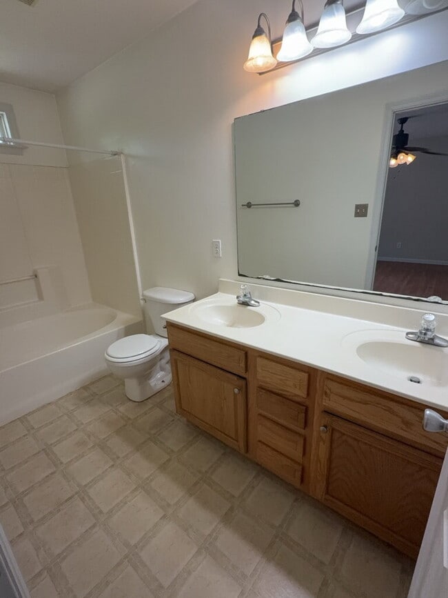 Building Photo - 1094 W Pueblo Dr
