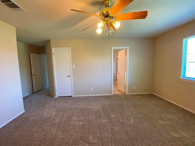 Building Photo - 218 Jennifer Ln