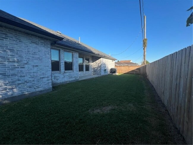 Building Photo - 2148 Pirate Dr