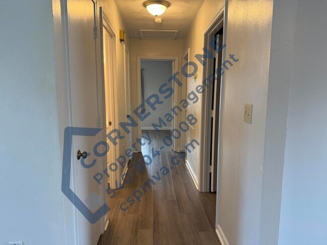 Building Photo - 1105 Lakeview Pl