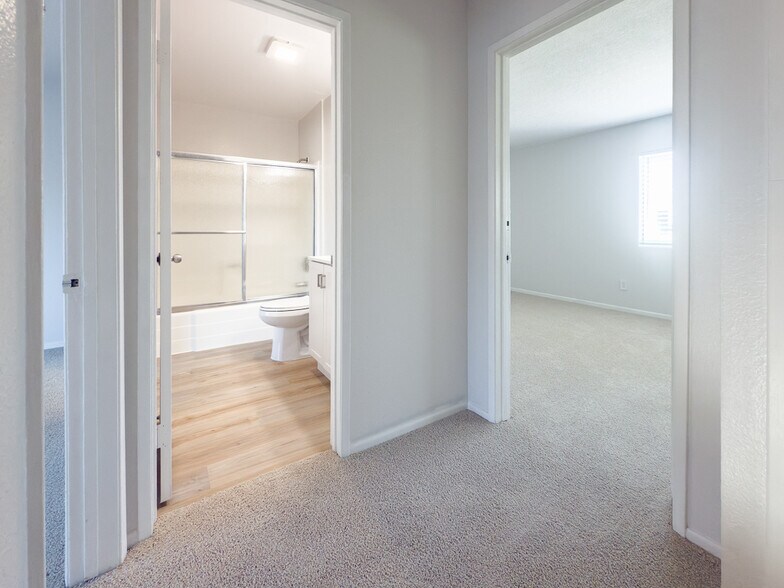 Building Photo - 4243 Tiberon Dr