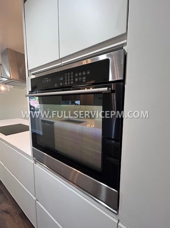 Building Photo - Exceptional South Beacon Hill 3 BD 2 BA! Huge Deck!