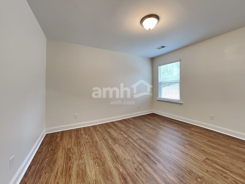 Building Photo - 223 Swan Dr