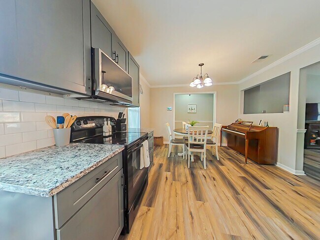Building Photo - 3 Bed 2 Bath with a POOL in Martinez!